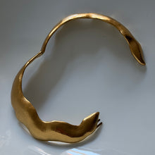 Charger l'image dans la galerie, Sublime et iconique collier vintage serpent doré signé YSL