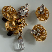 Load image into Gallery viewer, Sublime et rare parure signée Christian Lacroix métal doré, perles de verre, cristal, émail et cristal de roche