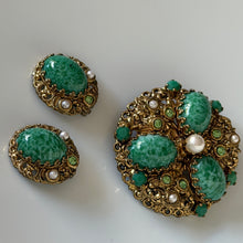 Load image into Gallery viewer, Belle parure ancienne signée W Germany avec cabochons de verre verts