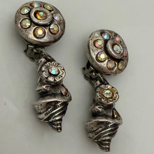 Load image into Gallery viewer, Jolies boucles clips pendantes en résine argentée par Kalinger