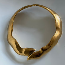Charger l'image dans la galerie, Sublime et iconique collier vintage serpent doré signé YSL