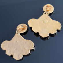 Load image into Gallery viewer, Belles grandes boucles clips pendantes vintage couture signées Kalinger