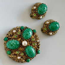 Load image into Gallery viewer, Belle parure ancienne signée W Germany avec cabochons de verre verts
