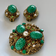 Load image into Gallery viewer, Belle parure ancienne signée W Germany avec cabochons de verre verts