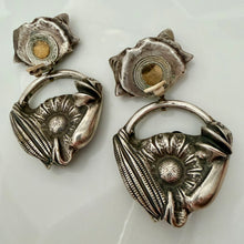 Charger l'image dans la galerie, Grosses boucles vintage couture oversized en résine argentée par Kalinger
