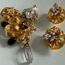 Load image into Gallery viewer, Sublime et rare parure signée Christian Lacroix métal doré, perles de verre, cristal, émail et cristal de roche