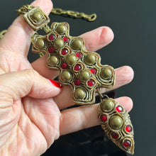 Charger l'image dans la galerie, Spectaculaire collier vintage en talosel avec pierres rouges signé Henry, modèle exclusif