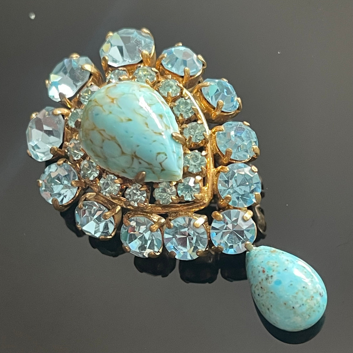 Broche Vintage Dorée à Cabochons Rouge Bleu Vert - Longueur 6cm - État Neuf