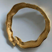 Charger l'image dans la galerie, Sublime et iconique collier vintage serpent doré signé YSL