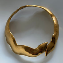 Charger l'image dans la galerie, Sublime et iconique collier vintage serpent doré signé YSL