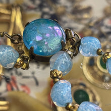 Charger l'image dans la galerie, Joli collier ancien double rangs avec perles en verre de Murano bleues