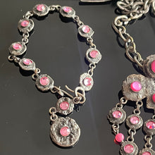 Charger l'image dans la galerie, Henry, très belle parure en métal argenté, perles et cabochons de verre rose
