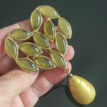 Charger l'image dans la galerie, Belle et rare grande broche cœur YSL par Goossens avec perle poire en pendant