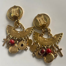 Charger l'image dans la galerie, Belles boucles clips vintage pendantes avec charms signées Sapho, Paris