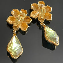 Charger l'image dans la galerie, Sublimes et rares boucles YSL en métal doré et résine effet givré