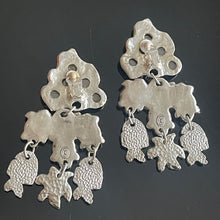 Charger l'image dans la galerie, Rares et sublimes boucles clips oversize en résine argentée signées Kalinger