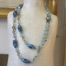 Charger l'image dans la galerie, Joli collier ancien double rangs avec perles en verre de Murano bleues