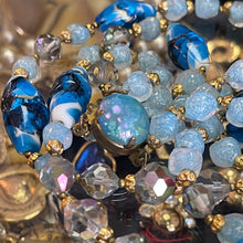 Charger l'image dans la galerie, Joli collier ancien double rangs avec perles en verre de Murano bleues