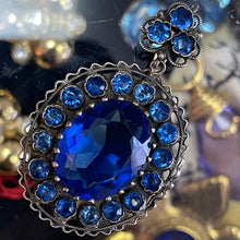 Charger l'image dans la galerie, Très beau médaillon pendentif en métal argenté et pierres bleues, années 50