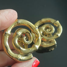 Charger l'image dans la galerie, Jolies boucles anciennes spirales motif bambous en métal doré signées YSL