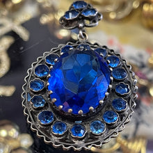Charger l'image dans la galerie, Très beau médaillon pendentif en métal argenté et pierres bleues, années 50