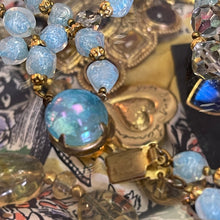 Charger l'image dans la galerie, Joli collier ancien double rangs avec perles en verre de Murano bleues