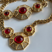 Charger l'image dans la galerie, Sublime et rare set Carven métal doré, pierres blanches et cabochons de verre rouge