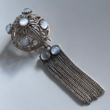 Charger l'image dans la galerie, Belle et rare broche ancienne par Roger Jean-Pierre