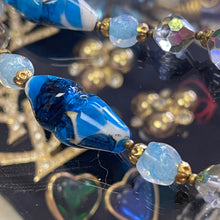 Charger l'image dans la galerie, Joli collier ancien double rangs avec perles en verre de Murano bleues