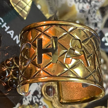 Charger l'image dans la galerie, Sublime manchette signée Chanel en métal doré effet matelassé