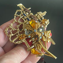 Charger l'image dans la galerie, Belle grande broche fleur vintage couture signée Christian Lacroix