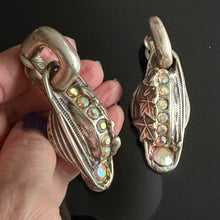 Charger l'image dans la galerie, Rares boucles clips en résine argentée et pierres irisées signées Kalinger