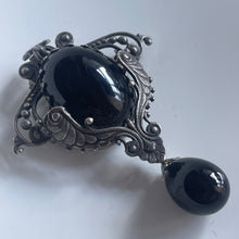 Charger l'image dans la galerie, Belle et grande broche ancienne avec cabochon de verre noire et perle goutte en pendant