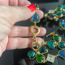 Charger l'image dans la galerie, Sublime parure vintage couture YSL par Goossens Trefles à quatre feuilles résine et strass