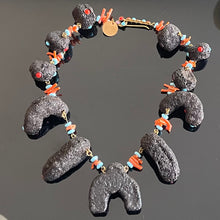 Charger l'image dans la galerie, Étonnant et rare collier en Talosel noir, corail, cabochons et strass signé Henry