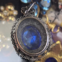 Charger l'image dans la galerie, Très beau médaillon pendentif en métal argenté et pierres bleues, années 50