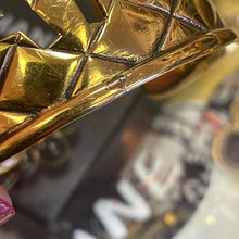 Charger l'image dans la galerie, Sublime manchette signée Chanel en métal doré effet matelassé