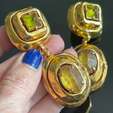 Charger l'image dans la galerie, Sublimes boucles clips pendantes en résine dorée et résine colorée Kalinger