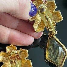 Charger l'image dans la galerie, Sublimes et rares boucles YSL en métal doré et résine effet givré