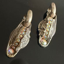 Charger l'image dans la galerie, Rares boucles clips en résine argentée et pierres irisées signées Kalinger