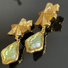 Charger l'image dans la galerie, Sublimes et rares boucles YSL en métal doré et résine effet givré