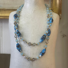 Charger l'image dans la galerie, Joli collier ancien double rangs avec perles en verre de Murano bleues