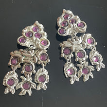 Charger l'image dans la galerie, Rares et sublimes boucles clips oversize en résine argentée signées Kalinger