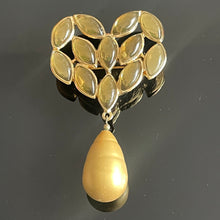 Charger l'image dans la galerie, Belle et rare grande broche cœur YSL par Goossens avec perle poire en pendant
