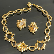 Charger l'image dans la galerie, Jolie parure collier et boucles camaïeu pierres roses signée YSL