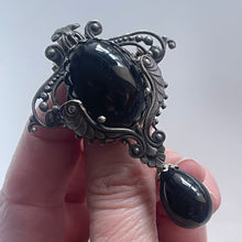 Charger l'image dans la galerie, Belle et grande broche ancienne avec cabochon de verre noire et perle goutte en pendant