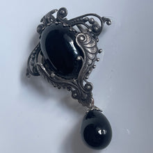 Charger l'image dans la galerie, Belle et grande broche ancienne avec cabochon de verre noire et perle goutte en pendant