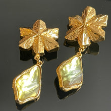 Charger l'image dans la galerie, Sublimes et rares boucles YSL en métal doré et résine effet givré