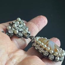 Charger l'image dans la galerie, Belle broche ancienne avec cabochon de verre en pendant