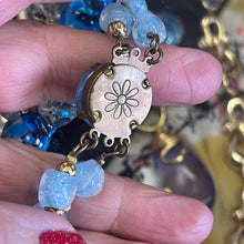 Charger l'image dans la galerie, Joli collier ancien double rangs avec perles en verre de Murano bleues
